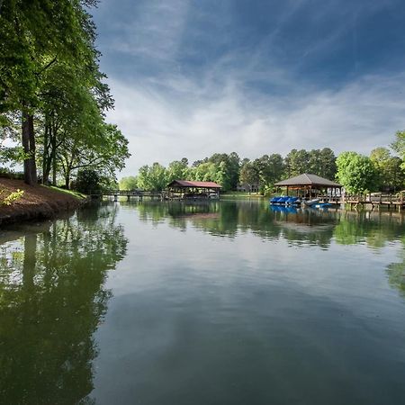 Lakeside Landing By Avantstay Private Dock Муурсвил Екстериор снимка